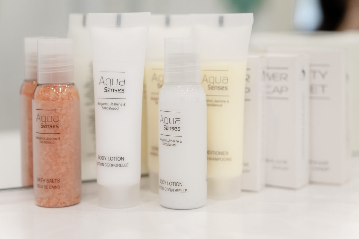 Pflegeprodukte: Badesalz, Körperlotion, Shampoo und Spülung