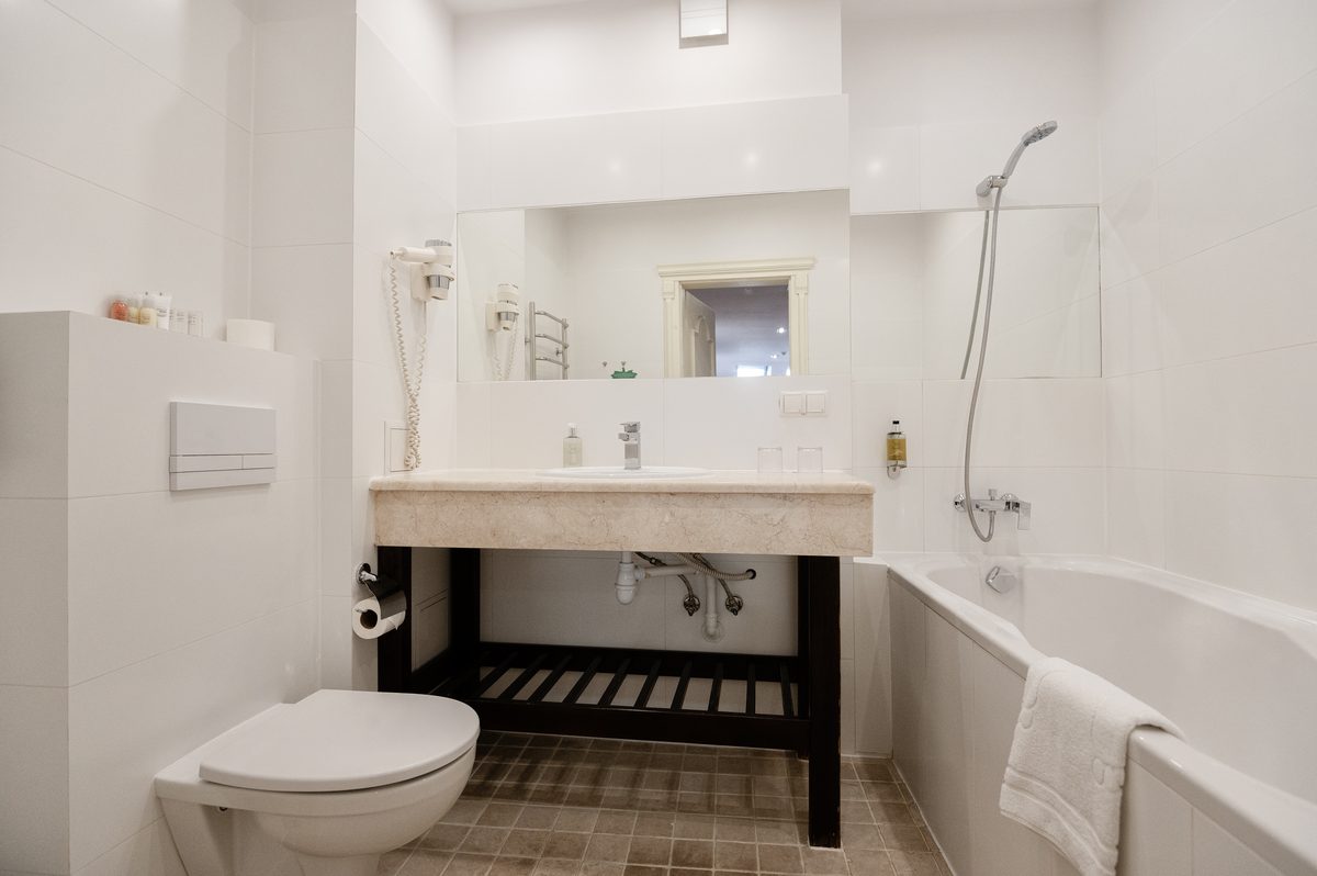 Bad mit Badewanne, Waschbecken und WC
