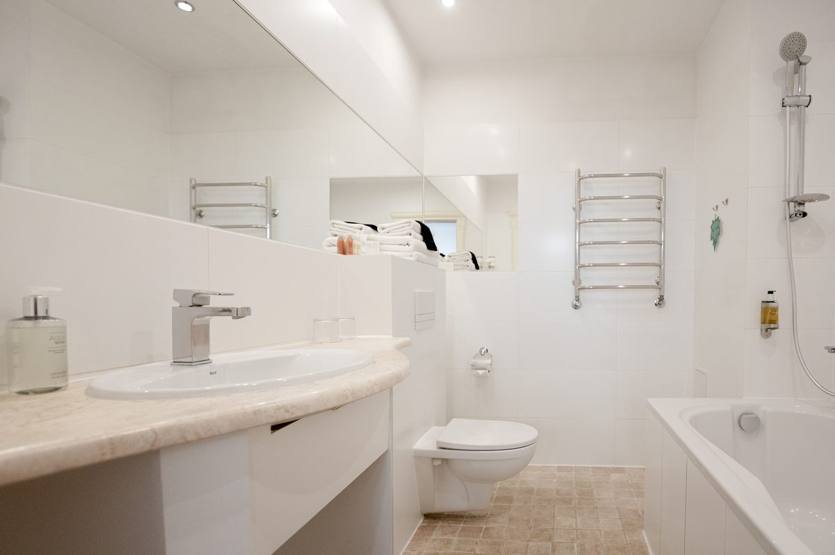 Bad mit Badewanne, Waschbecken und Handtuchhalter